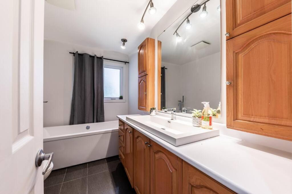 Appartement Spacious 4Br House Close To Dt à Brossard Extérieur photo